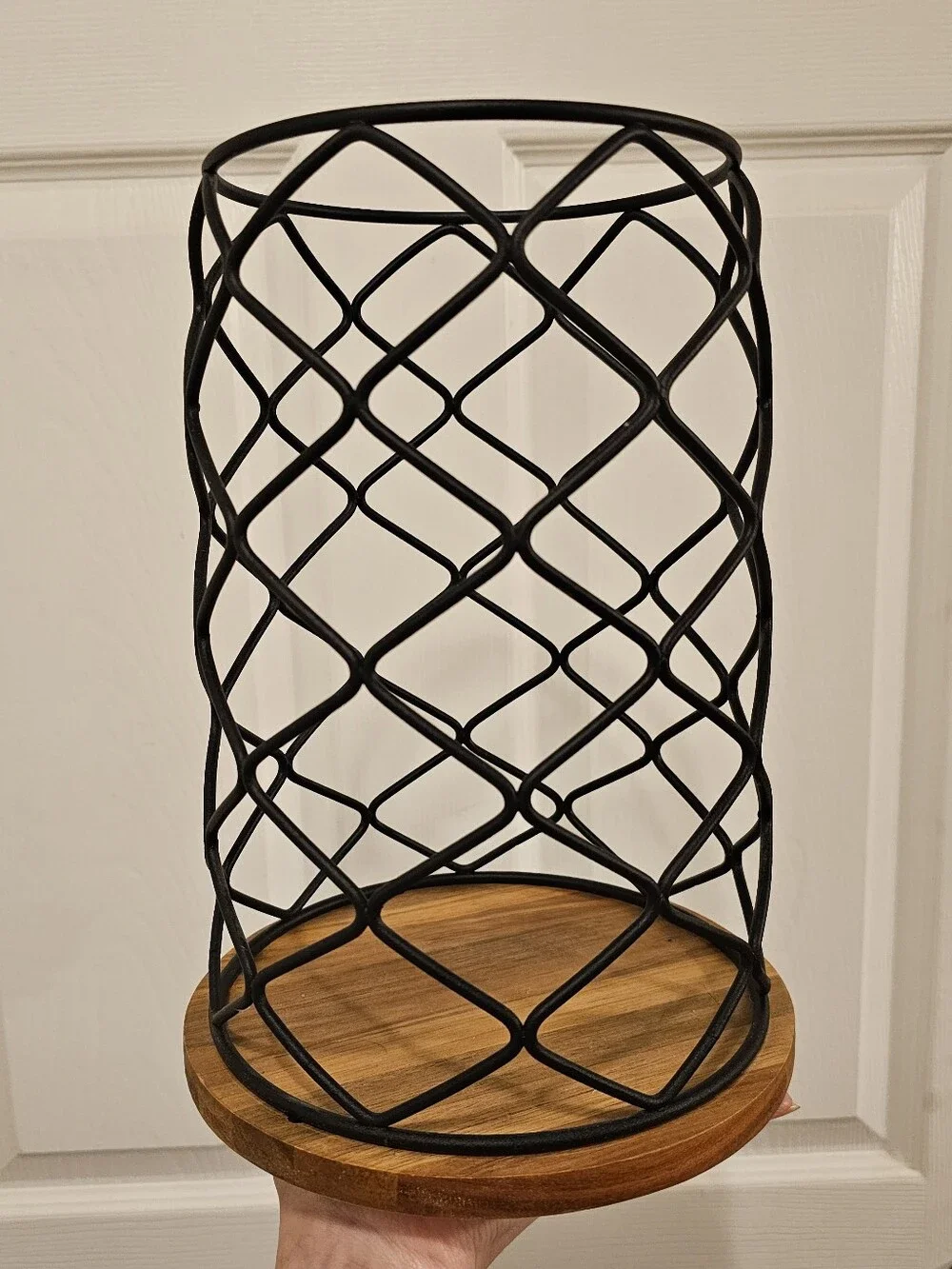 Keurig K-cup Black Wire Decorative Holder with Wood Base